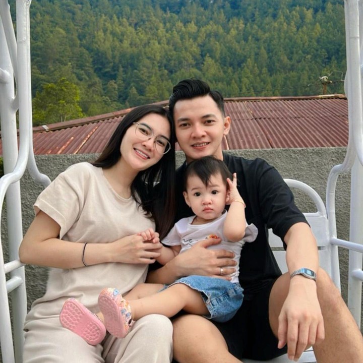<p>Setelah menikah dengan Dory Harsa, Nella Kharisma dikaruniai seorang putri canik bernama Gendhis Geona Madaharsa, Bunda. Gendhis sendiri lahir pada 21 Agustus 2021. (Foto: Instagram: @nellakharisma)</p>