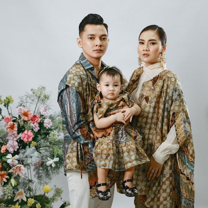 <p>Gendhis juga terlihat cantik ketika mengenakan <em>dress</em> batik, Bunda. Bando kuning dan sepatu hitam melengkapi penampilannya. (Foto: Instagram: @nellakharisma)</p>