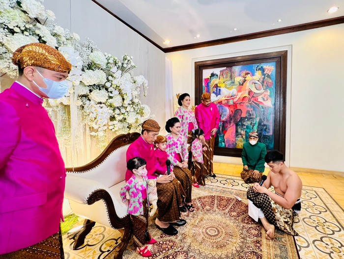 Setelah menggendong, Jokowi memberikan suapan terakhir kepada Kaesang sebagai penutup rangkaian prosesi siraman. (Foto: Laily Rachev/Tim Media Pernikahan Kaesang-Erina)