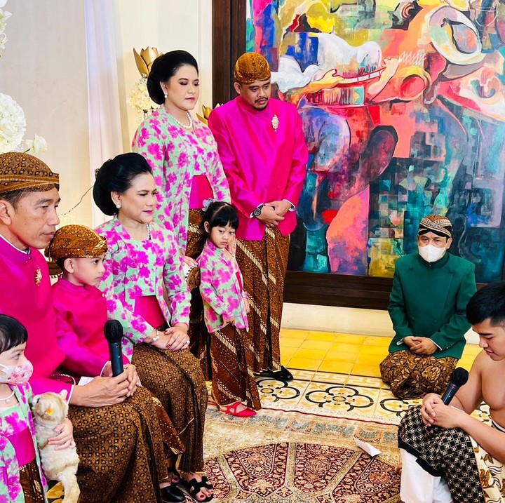 <p>Putra bungsu Presiden Joko Widodo, Kaesang Pangarep, baru saja menjalani prosesi sungkeman dan siraman jelang akad nikah, Bunda. Acara ini berlangsung di kediaman Sumber, Surakarta. (Foto: Laily Rachev/Tim Media Pernikahan Kaesang-Erina)</p>