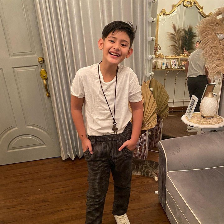 <p>Dalam salah satu foto, Faaz membagikan gaya mengenakan kaos putih polos dengan celana garis-garis, Bunda. Ia pun menggunakan kalung panjang dan sepatu putih. (Foto: Instagram: @kingfaazarafiqasli)</p>