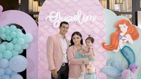 <p>Guzelim anak Ali Syakieb dan Margin merayakan ulang tahunnya yang pertama di bulan November lalu, Bunda. Pesta bertema Princess Ariel ini didominasi dengan warna pastel seperti ungu, pink, dan biru. (Foto: Instagram: @guzelimalishakieb)</p>