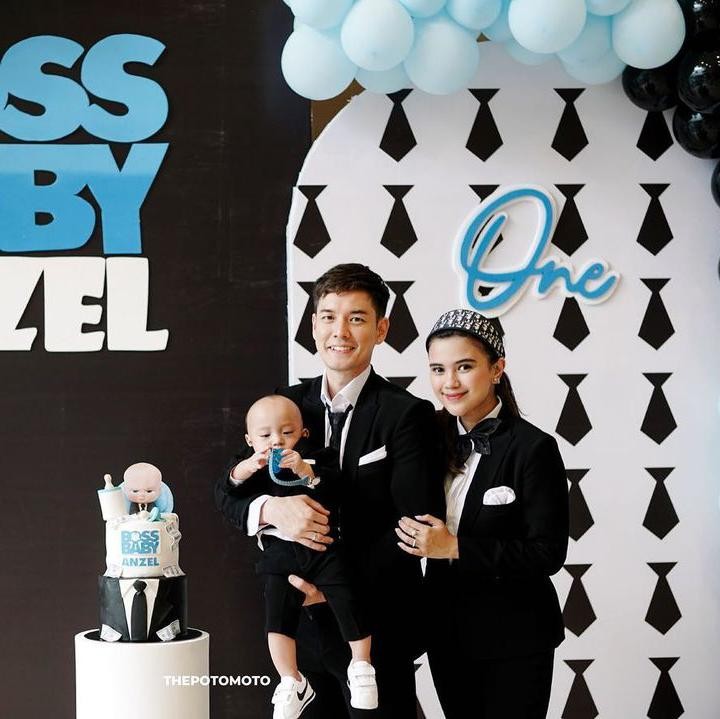 <p>Artis cantik Audi Marissa mengambil tema Boss Baby untuk ulang tahun pertama putranya, Baby Anzel. Ia dan keluagra pun mengenakan pakaian senada yakni jas dan dasi. (Foto: Instagram: @audimarissa)</p>