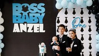 <p>Artis cantik Audi Marissa mengambil tema Boss Baby untuk ulang tahun pertama putranya, Baby Anzel. Ia dan keluagra pun mengenakan pakaian senada yakni jas dan dasi. (Foto: Instagram: @audimarissa)</p>