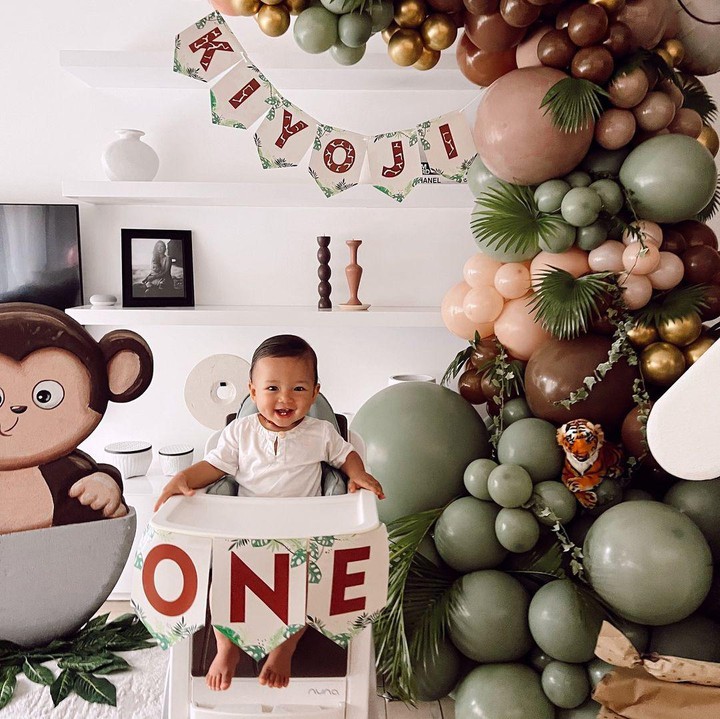 <p>Meski dirayakan di rumah, dekorasi ulang tahun Kiyoji anak ketiga Jennifer Bachdim sangat meriah, Bunda. Mengambil tema kebun binatang, ruangan dipenuhi dengan balon-balon warna <em>earth tone</em>. (Foto: Instagram: @jenniferbachdim)</p>
