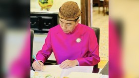Tak Cuti, Jokowi Tetap Kerja Teken Dokumen di Sela Siraman Kaesang