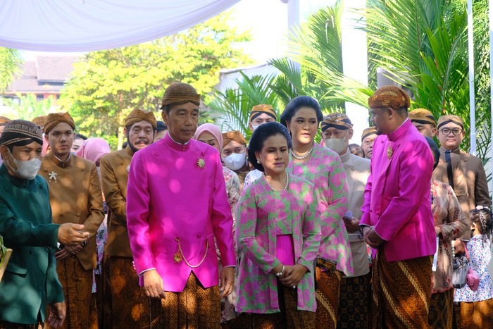 Dalam acara Jumat pagi ini, keluarga Jokowi kompak mengenakan busana berwarna fuchsia. Ada Jokowi, Bobby, Gibran, dan Kaesang yang mengenakan beskap jawa berwarna fuchsia, bawahan jarik batik, lengkap dengan blangkon. Lalu, Ibu Iriana, Kahiyang dan anak mengenakan kebaya berwarna senada. 