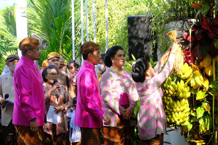 Pemasangan bleketepe dalam pernikahan adat Jawa, selain sebagai tanda akan adanya suatu hajatan, juga dimaknai sebagai penyucian lokasi, agar terhindar dari marabahaya. Atau kata lain, bleketepe dimaknai sebagai bentuk tolak bala. (Foto: dok Humas dan Protokol Pemkot Solo)