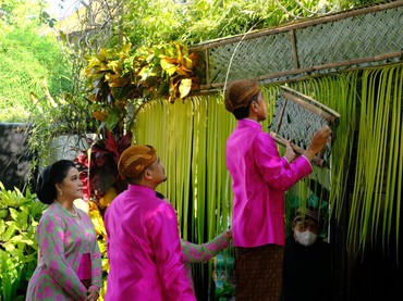 img-title 8 Momen Presiden Jokowi Pasang Bleketepe Awali Prosesi Siraman Kaesang