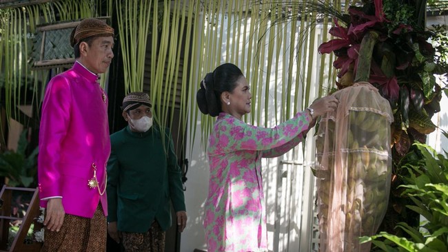 Ayunya Iriana Jokowi Pakai Kebaya Kutu Baru Fuschia dan Sandal Hermes Iriana Jokowi terlihat memakai kebaya kutu baru klasik dengan warna kehijauan yang dipadukan dengan motif bunga berwarna fuschia.