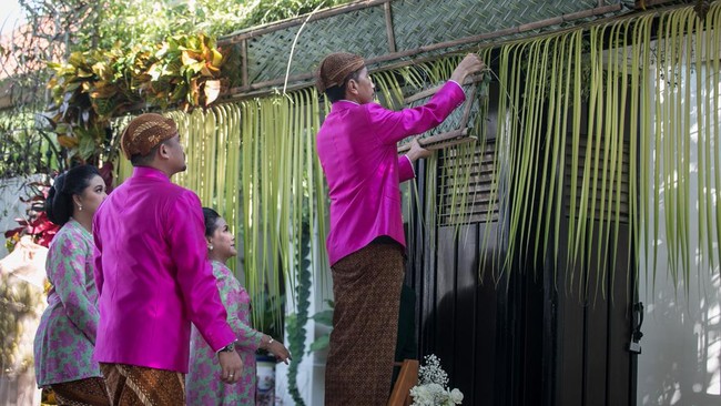 Presiden Jokowi memasang bleketepe sebelum melakukan siraman kepada Kaesang Pangarep pada Jumat (9/12) pagi tadi sekitar pukul 8.00 WIB.