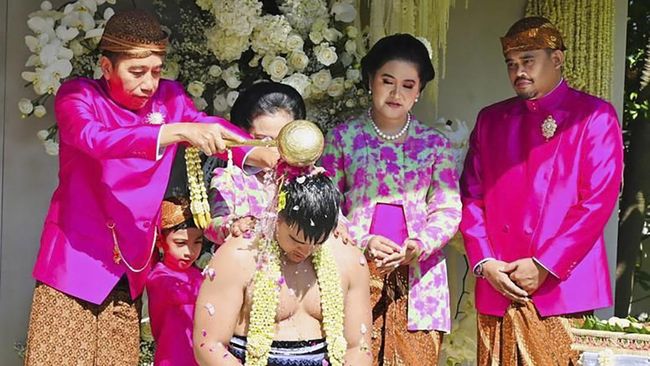Keluarga besar Jokowi memakai seragam keluarga dengan dominasi warna terang fuchsia. Apa makna warna fuchsia? 
