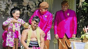FOTO: Wajah Cerah Kaesang kala Diguyur 7 Sumber Air Siraman
