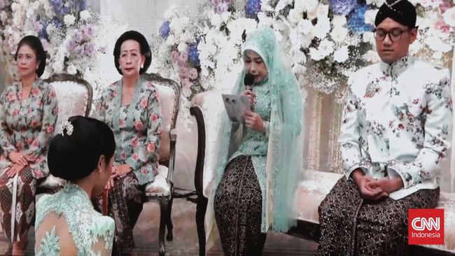 Dalam rangkaian prosesi siraman, Jumat (9/12), Sofiatun tak mampu menahan tangis saat menyampaikan pesan dan restu kepada Erina.