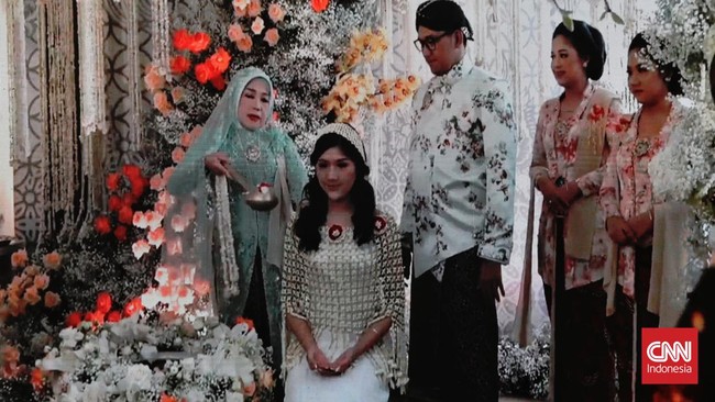 Paras Ayu Erina dengan Roncean Melati saat Siraman Erina Gudono tampil ayu dengan roncean melati saat mengikuti prosesi siraman di Sleman, Yogyakarta, Jumat (9/12).