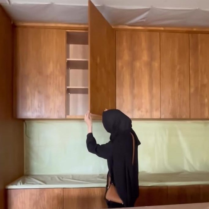 <p>Ciki juga menampilkan dapur barunya yang sudah dipasangkan <em>kitchen set</em> dengan sentuhan kayu. Dapurnya yang satu ini akan Ciki gunakan untuk membuat konten memasak. (Foto: Instagram@citraciki)</p>