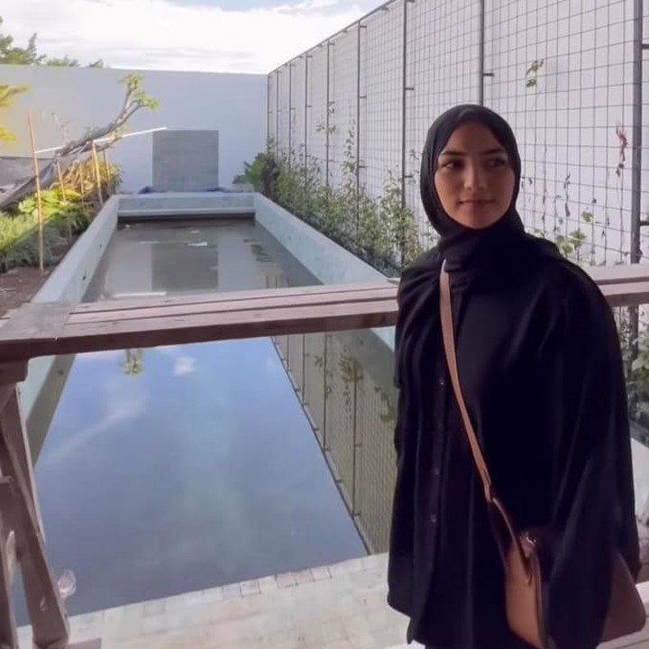 <p>Rumahnya ini memiliki halaman belakang yang cukup luas dilengkapi dengan kolam yang nantinya akan diubah menjadi kolam renang. (Foto: Instagram@citraciki)</p>