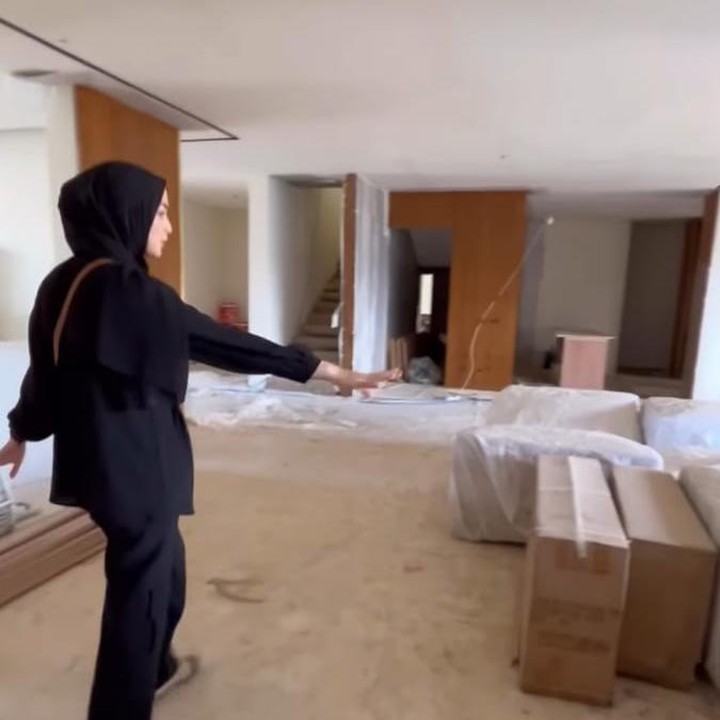 <p>Area ruang keluarga dan ruang tamunya juga sudah hampir selesai. Ibu satu anak yang kerap disapa Ciki ini juga menampilkan beberapa furnitur yang sudah datang dan siap ditata di ruangan tersebut. (Foto: Instagram@citraciki)</p>