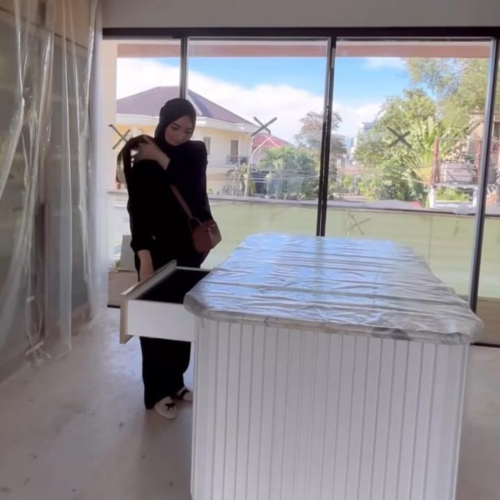 <p>Selain itu, area lainnya yang ditampilkan artis cantik ini adalah kamarnya yang luas dan memiliki <em>walk-in closet</em> di dalamnya. Meski belum selesai, rumah baru pasangan yang satu ini sudah terlihat mewahnya, ya, Bunda. (Foto: Instagram@citraciki)</p>