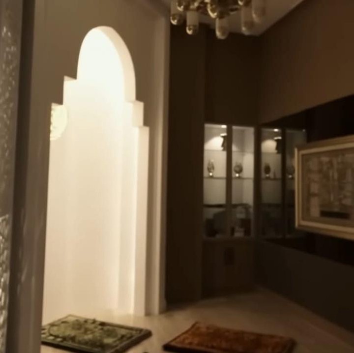 <p>Eko juga menyediakan musala di dekat ruang keluarganya. Musalanya ini didesain dengan sangat elegan dan dilengkapi dengan peralatan salat. (Foto: YouTube AH)</p>