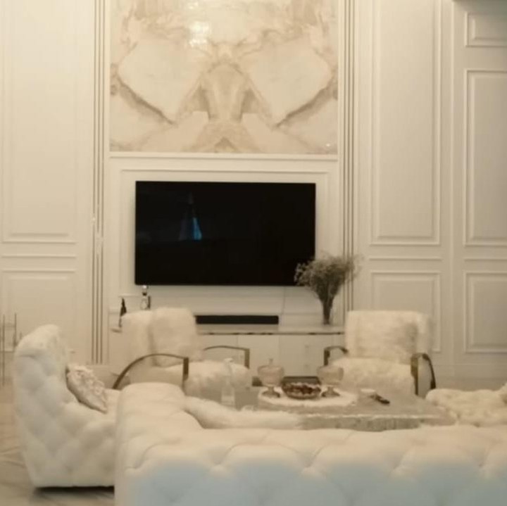 <p>Ruang keluarganya yang satu ini juga tak kalah mewah dilengkapi beberapa furnitur berkelas yang didominasi dengan warna putih, Bunda. (Foto: YouTube AH)</p>