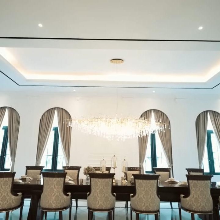 <p>Ruang makan keluarga pelawak Tanah Air yang satu ini pun tampak mewah dan elegan. Tidak hanya itu, Eko mengaku memberikan sentuhan tradisional untuk meja makannya yang terbuat dari kayu. Tak tanggung-tanggung, ternyata kayu tersebut Eko beli langsung di Bojonegoro, lho. (Foto: YouTube AH)</p>