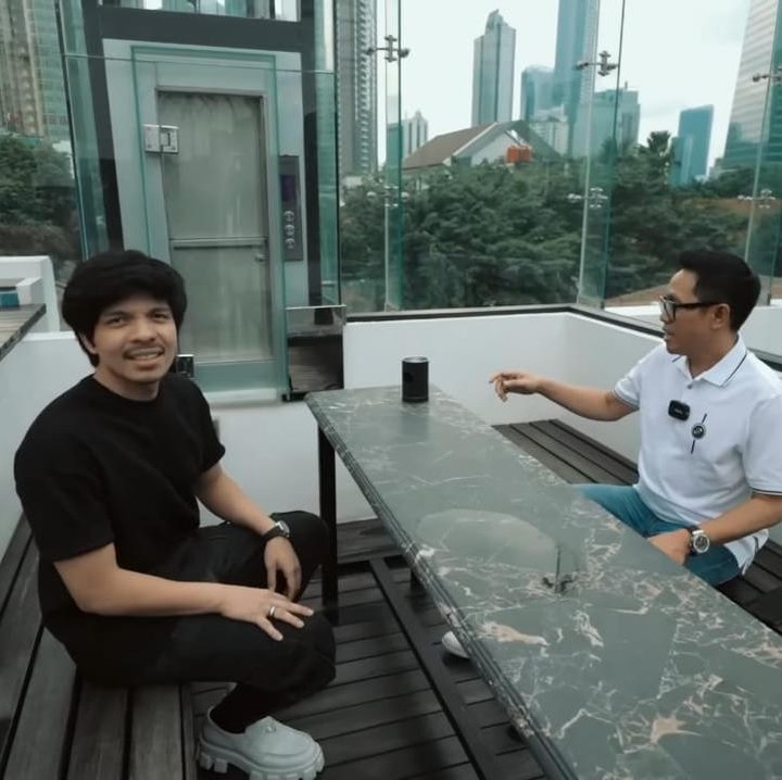 <p>Punya banyak area menarik di rumah mewahnya ini, Eko mengatakan bahwa teras yang ada di <em>rooftop</em>-nya ini menjadi tempat favoritnya kumpul-kumpul atau hanya menikmati matahari terbenam, Bunda. (Foto: YouTube AH)</p>