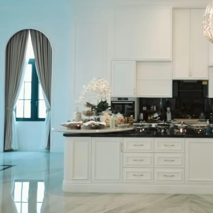 <p>Dapur minimalis dan elegan yang satu ini didominasi dengan warna hitam dan putih. Uniknya, dapur ini sudah menggunakan teknologi <em>touch screen</em>, Bunda. (Foto: YouTube AH)</p>
