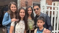 <p>Shania Punjabi juga sudah menjadi Bunda tiga anak, lho. Dari pernikahannya dengan Manoj, ia dikaruniai tiga anak yaitu Sairaa, Nayla, dan Rehaan. (Foto: Instagram @shania_punjabi)</p>