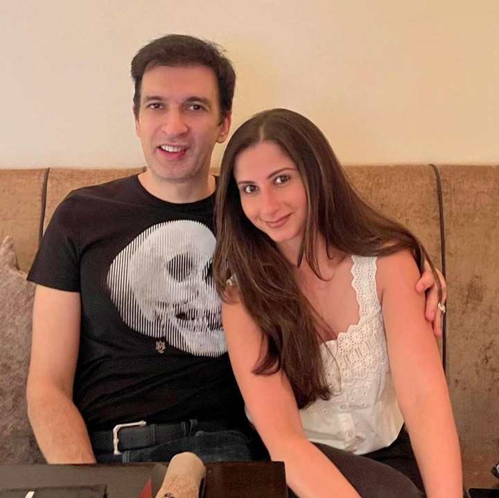 <p>Shania dan Manoj telah menikah lebih dari dua dekade. Meski begitu, keduanya selalu terlihat mesra dan harmonis, Bunda. (Foto: Instagram @shania_punjabi)</p>