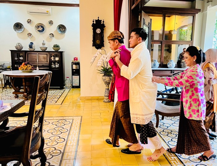 Prosesi pemotongan rambut Kaesang sempat dilakukan usai siraman. Acara kembali dilanjutkan dengan Jokowi yang menggendong putra bungsunya tersebut. Dalam adat Jawa, prosesi ini melambangkan cinta-kasih orangtua pada anaknya sampai detik menjelang lembaran baru sang anak. (Foto: Laily Rachev)