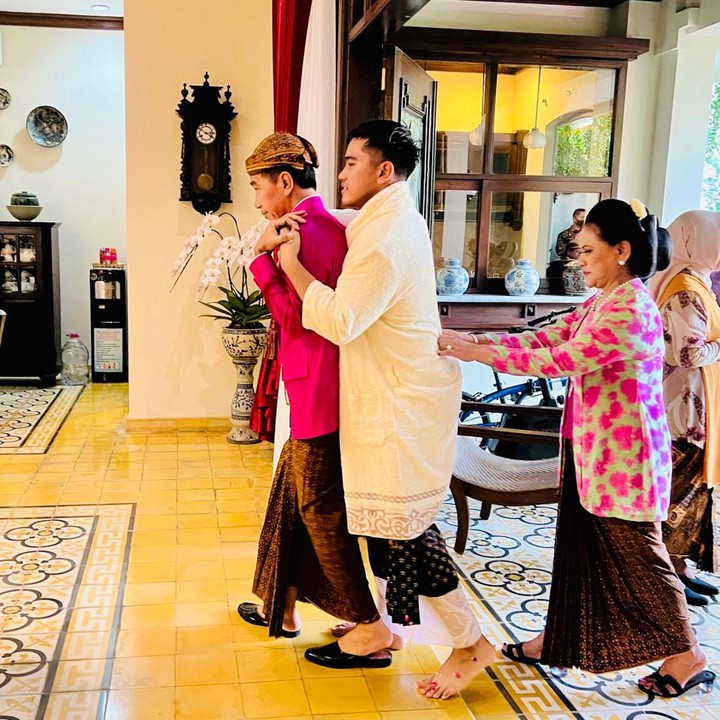<p>Kemudian, prosesi itu dilanjutkan dengan sesi Jokowi yang menggendong Kaesang, dan memberikan suapan terakhir kepada anak bungsunya itu. (Foto: dok. Tim Media Kaesang & Erina)</p>