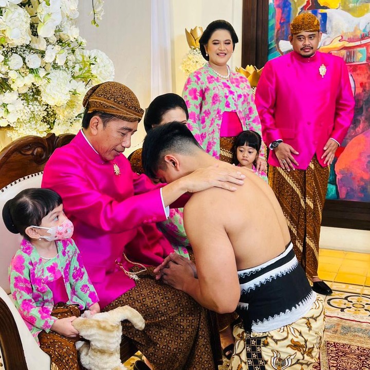 <p>Selanjutnya, prosesi tersebut dilanjutkan dengan sungkeman Kaesang kepada kedua orang tuanya yang ditemani juga oleh sang kakak, Kahiyang dan Bobby serta keponakannya Kaesang, Bunda. (Foto: dok. Tim Media Kaesang & Erina)</p>