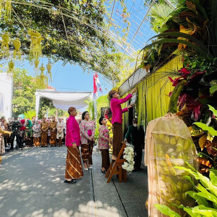 <p>Prosesi siraman yang digelar pada Jumat pagi ini diawali dengan pemasangan bleketepe oleh Presiden Jokowi di depan kediamannya, di Surakarta. (Foto: dok. Tim Media Kaesang & Erina)</p>