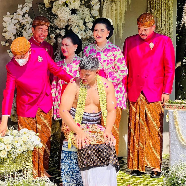 <p>Prosesi siraman diawali oleh penerimaan air dari tujuh sumber mata air dari calon pengantin wanita yang diterima oleh Gibran, sebagai perwakilan keluarga. Didampingi Iriana, Jokowi memberikan siraman pertama kepada Kaesang. Prosesi itu dilanjutkan juga dengan sang ayah yang memotong rambut Kaesang. (Foto: dok. Tim Media Kaesang & Erina)</p>