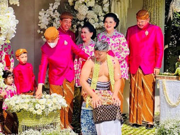 img-title Rangkaian dan Makna Prosesi Adat Jawa di Pernikahan Kaesang-Erina