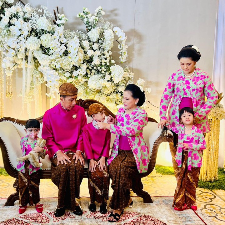 <p>Bunda, bukan hanya rangkaian pernikahan Kaesang saja yang menarik perhatian publik, pakaian yang dikenakan oleh keluarga Jokowi pun menjadi sorotan. Terutama kebaya cantik bermotif bunga berwarna pink yang dikenakan Iriana dan Kahiyang serta kedua cucu perempuan Presiden, La Lembah Manah dan Sedah Mirah Nasution. (Foto: dok. Tim Media Kaesang & Erina)</p>