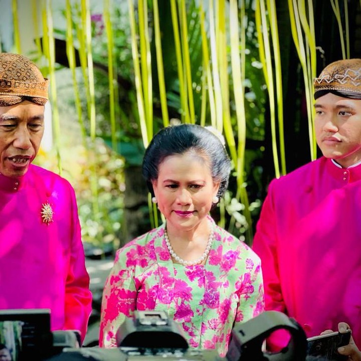 <p>Kompak mengenakan seragam adat berwarna <em>pink,</em> Jokowi, Iriana, dan Kaesang menyampaikan rasa syukurnya telah menyelesaikan salah satu rangkaian pernikahan Kaesang dan Erina. <em>"Alhamdulillah</em> tadi proses untuk sungkeman dan prosesi untuk siraman sudah berjalan baik, lancar," ujar Jokowi kepada awak media. (Foto: dok. Tim Media Kaesang & Erina)</p>