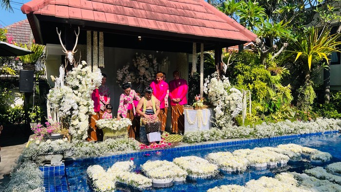 Kaesang dimandikan dengan air dari tujuh sumber. Yakni, Keraton Kasunanan Surakarta, Puro Mangkunegaran, Masjid Agung Surakarta, Umbul Pengging, Istana Merdeka, Istana Bogor, dan Kediaman Sumber, Solo. Secara bergantian, pihak keluarga dan sejumlah tamu mengguyurkan air siraman dan memberikan doa restu.