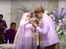 Momen Prosesi Midodareni: Kaesang Diberi Air Zamzam dari Makkah