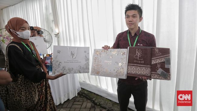 Dalam gelaran prosesi siraman Erina Gudono, para tamu undangan menerima bingkisan berupa suvenir handuk berlogo K&E.
