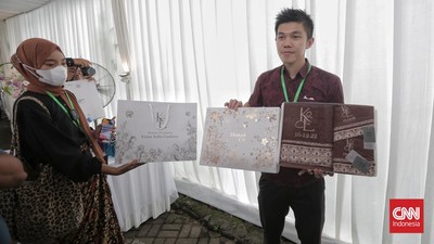 img-title Handuk Berlogo K&E, Suvenir Prosesi Siraman Erina Gudono