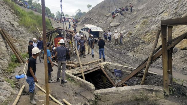 Polri mengatakan sembilan pekerja berhasil dievakuasi dari dalam lubang tambang batu bara Sawahlunto. Sementara enam pekerja masih tertimbun.