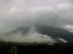 Pekatnya Hujan Abu Desa Supit Urang Usai Semeru Muntahkan Awan Panas