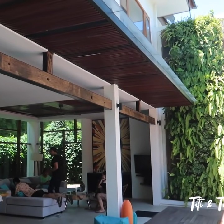 <p>Tanpa tembok, villa Titi Kamal di Bali terlihat lega dan luas, ya Bun. Sekeliling villanya pun banyak dihias dengan vertical garden atau taman yang merambat ke atas. (Foto: YouTube/Titi dan Tian)</p>
