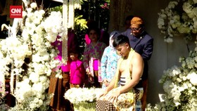 VIDEO: Momen Sejumlah Menteri Siram Tubuh Kaesang Saat Prosesi Siraman