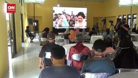 VIDEO: Tetangga Erina Gudono Nobar Prosesi Siraman Pakai Layar Lebar