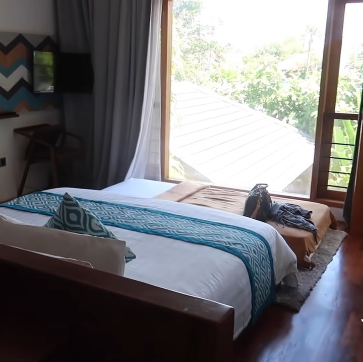 <p>Totalnya terdapat tiga kamar di villa milik Titi Kamar. Kamar utama ada di lantai dasar sedangkan dua kamar lainnya terletak di lantai dua. (Foto: YouTube/Titi dan Tian)</p>
