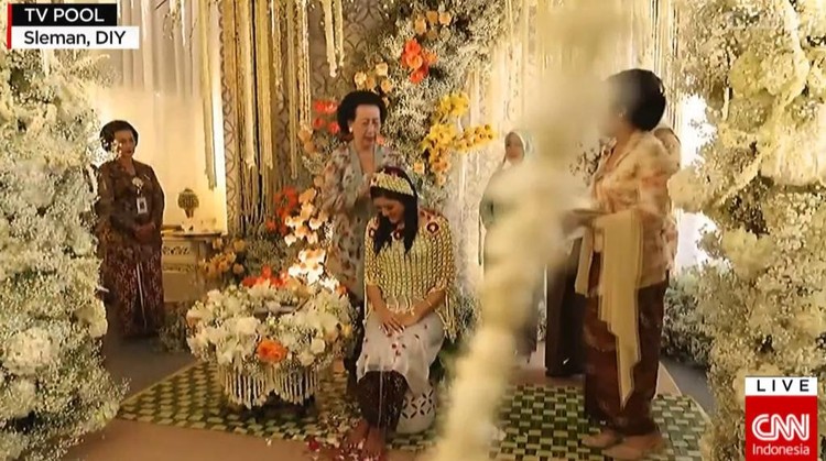 Tujuh wanita memulai prosesi siraman terhadap calon istri Kaesang Pangarep, Erina Gudono. Prosesi ini dilakukan sebagai bentuk pembersihan diri sebelum menikah. (YouTube CNNIndonesia) Tujuh wanita memulai prosesi siraman terhadap calon istri Kaesang Pangarep, Erina Gudono. Prosesi ini dilakukan sebagai bentuk pembersihan diri sebelum menikah. (YouTube CNNIndonesia)