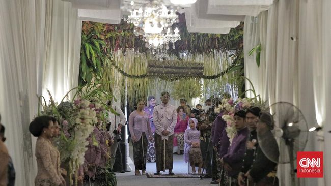 Keluarga Kaesang Pangarep dan keluarga Erina Gudono bertemu untuk memberikan seserahan dan mengikuti sederet rangkaian prosesi.